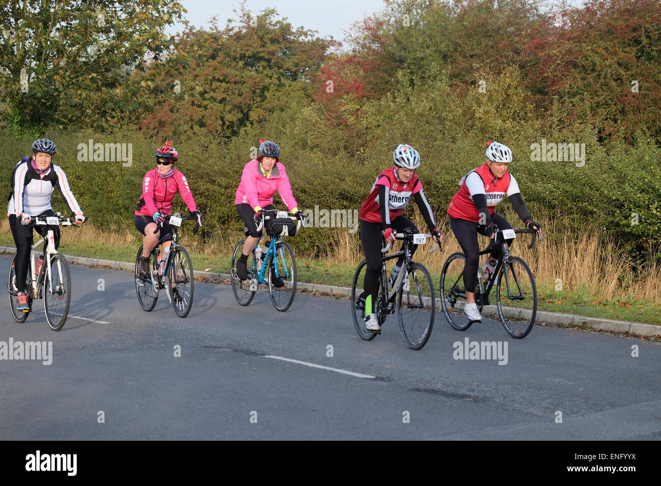 Les cyclistes de sexe féminin figurant sur un vélo Banque D'Images