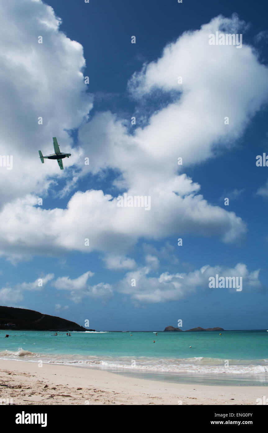 Saint-Barthélemy, des Caraïbes : un avion décollant de l'aéroport GUSTAF III et battant sur Saint Jean beach Banque D'Images