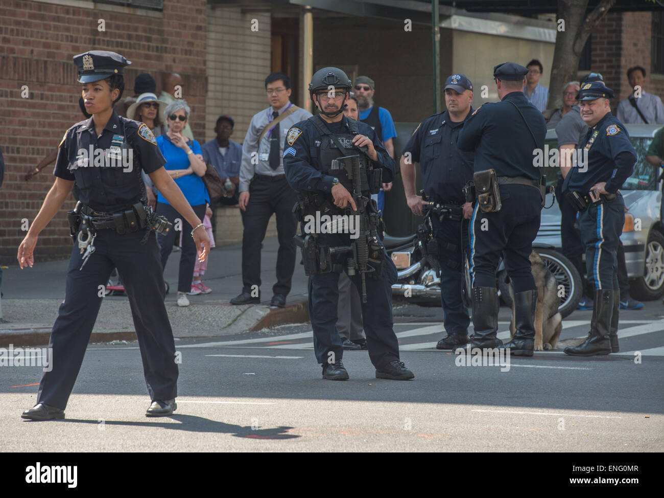 Manhattan, New York, USA. 4 mai, 2015. Le renforcement de la sécurité avant le corps de l'agent de police tué Brian Moore est portée à la ville de New York, du bureau du médecin légiste lundi 4 mai 2015. Général Moore est mort de ses blessures après avoir reçu une balle dans le Queens samedi. Credit : Bryan Smith/ZUMA/Alamy Fil Live News Banque D'Images