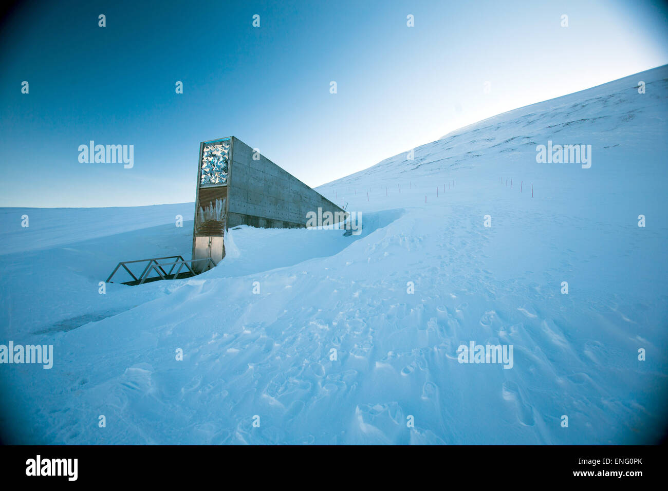 Le Spitzberg, Norvège. Le 08 Avr, 2015. L'entrée de la banque de gènes internationales Svalbard Global Seed Vault (SGSV) près de Longyearbyen au Spitzberg, Norvège, 08 avril 2015. Pendant le pergélisol, les germes de plus de quatre millions de plantes telles que le riz, le maïs, les haricots et les pommes de terre sont recueillies, congelé, et fixés pour l'avenir dans trois grottes de montagne. Photo : Jens Büttner/dpa/Alamy Live News Banque D'Images