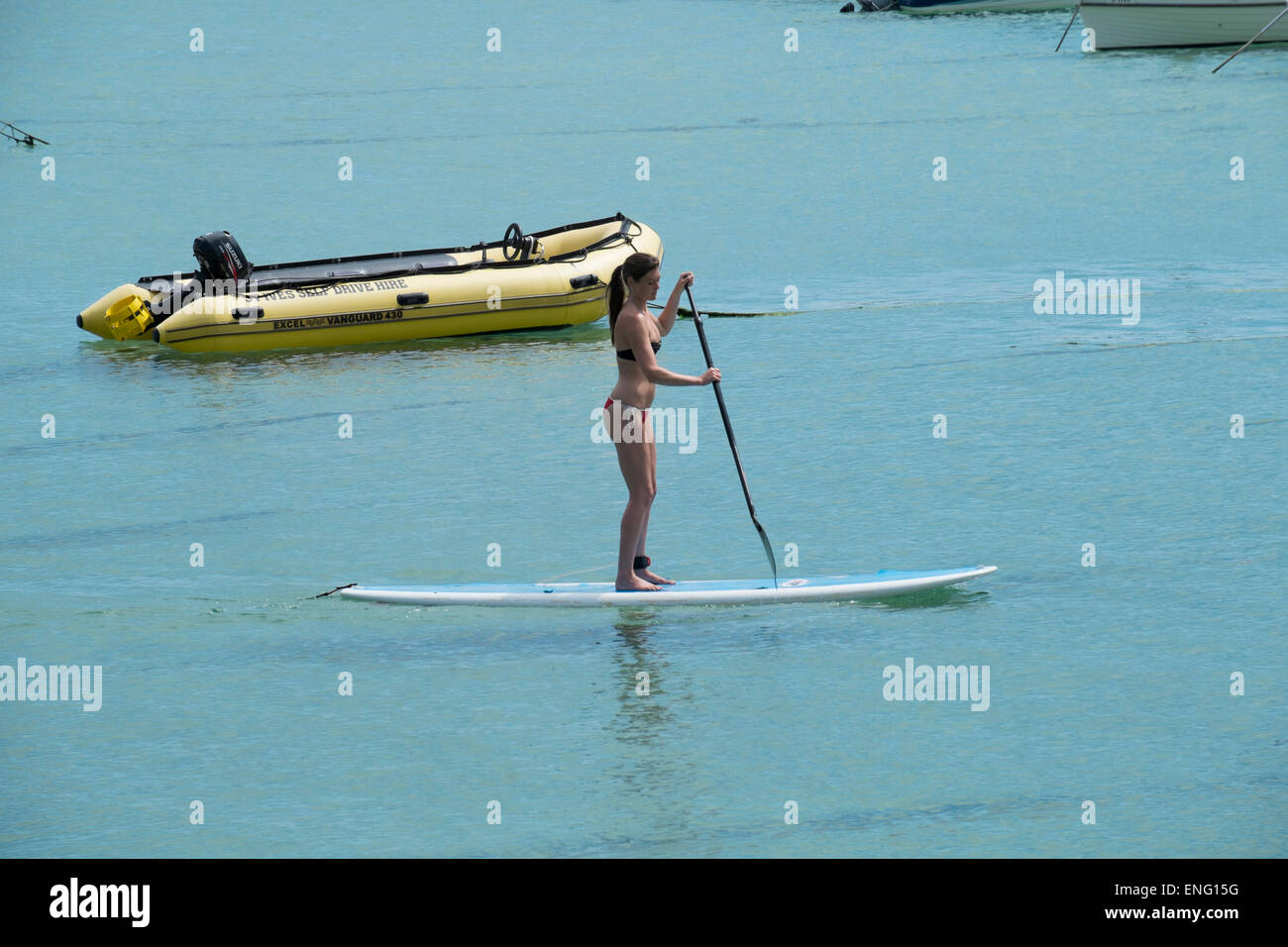 St Ives Cornwall : jeunes femmes on Paddle Board Banque D'Images