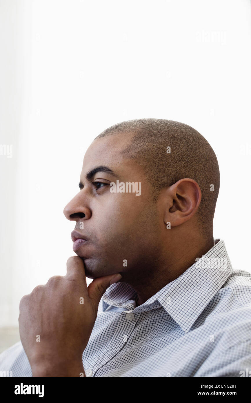 Close up profile de visage sérieux de man Banque D'Images