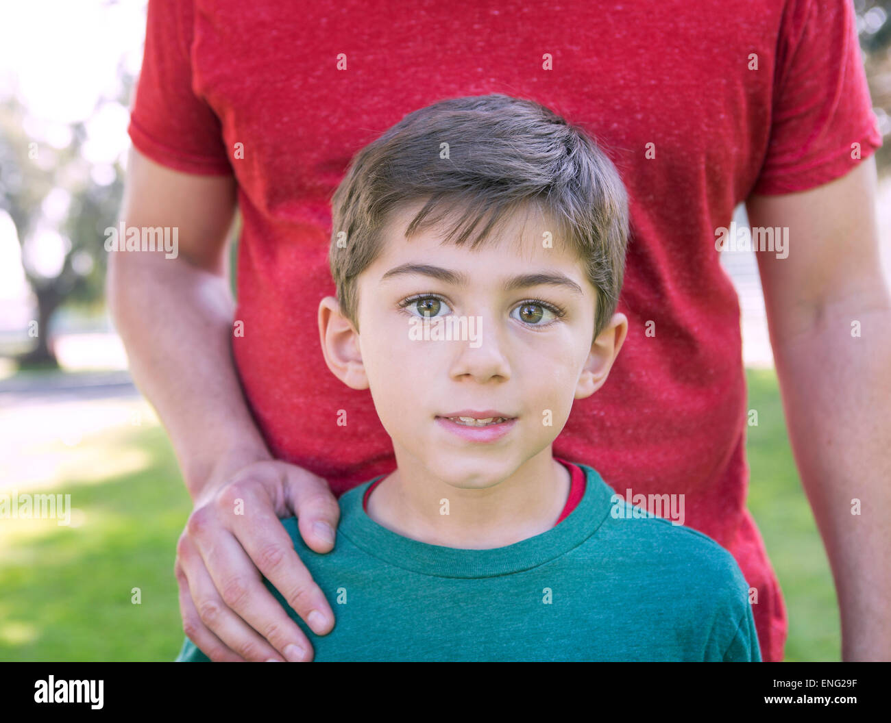 Close up of Caucasian father and son in park Banque D'Images