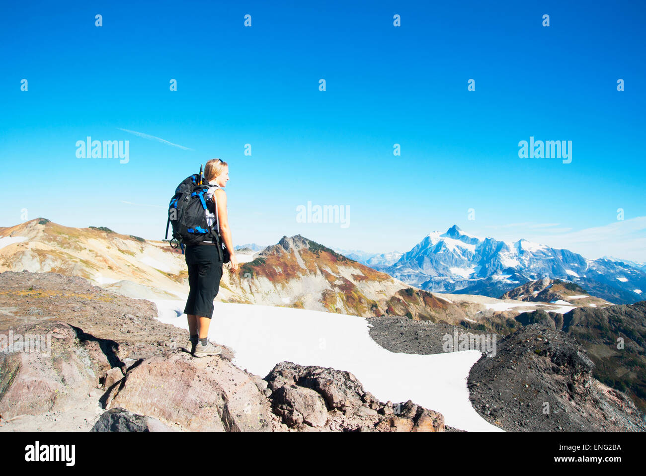 Woman admiring montagnes en paysage à distance Banque D'Images