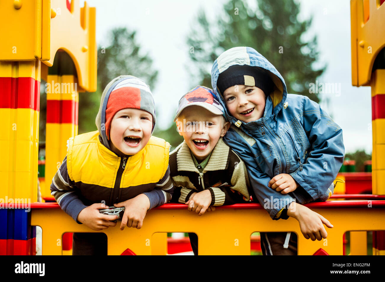 Caucasian boys smiling at aire de jeux Banque D'Images