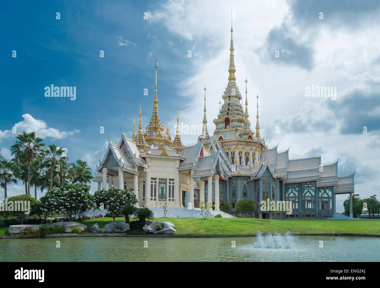 Ornate temple et étang, Sikhiu, Nakhon Ratchasima, Thaïlande Banque D'Images