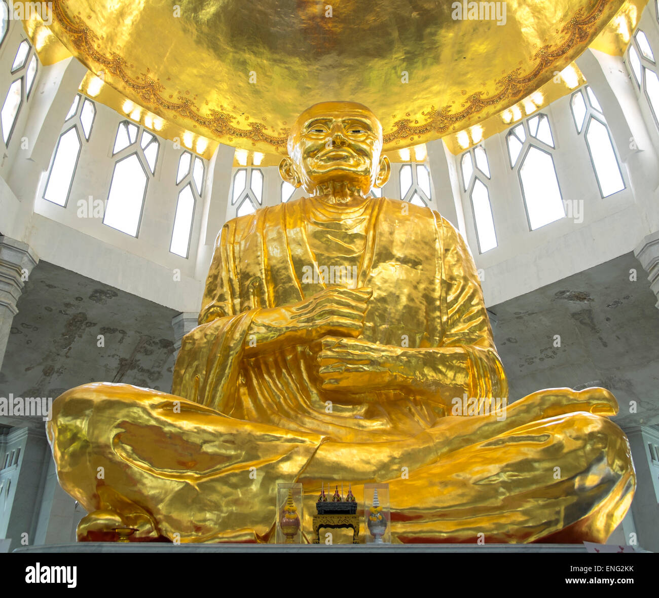 Low angle view of golden Buddha statue in temple, Sikhiu, Nakhon Ratchasima, Thaïlande Banque D'Images