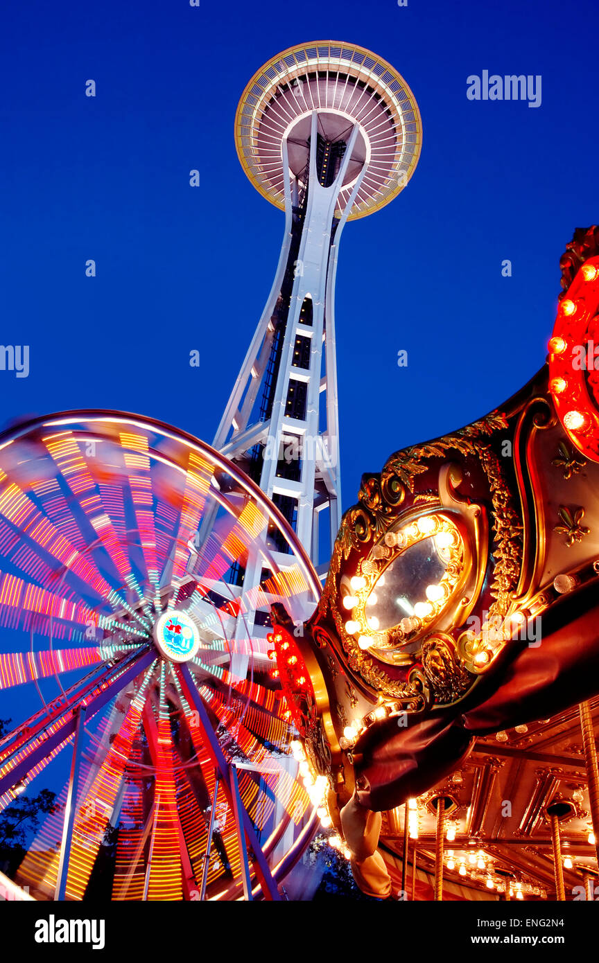 Low angle view of Space Needle, grande roue et carrousel sous ciel de nuit, Seattle, Washington, United States Banque D'Images