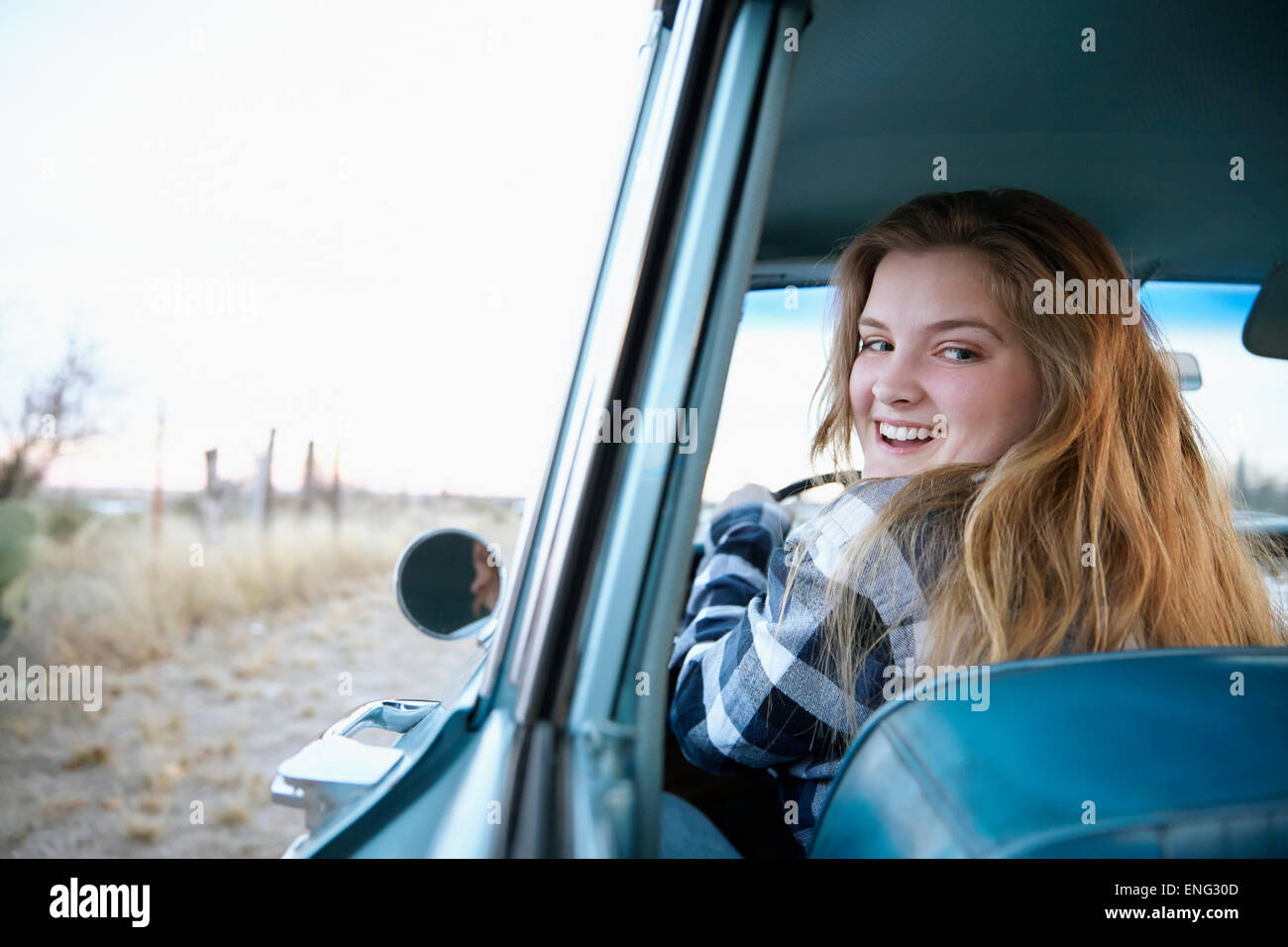 Smiling woman driving vintage car Banque D'Images