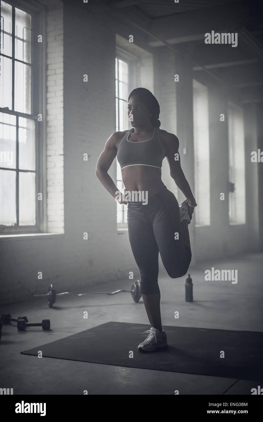 Black woman stretching in the gym Banque D'Images
