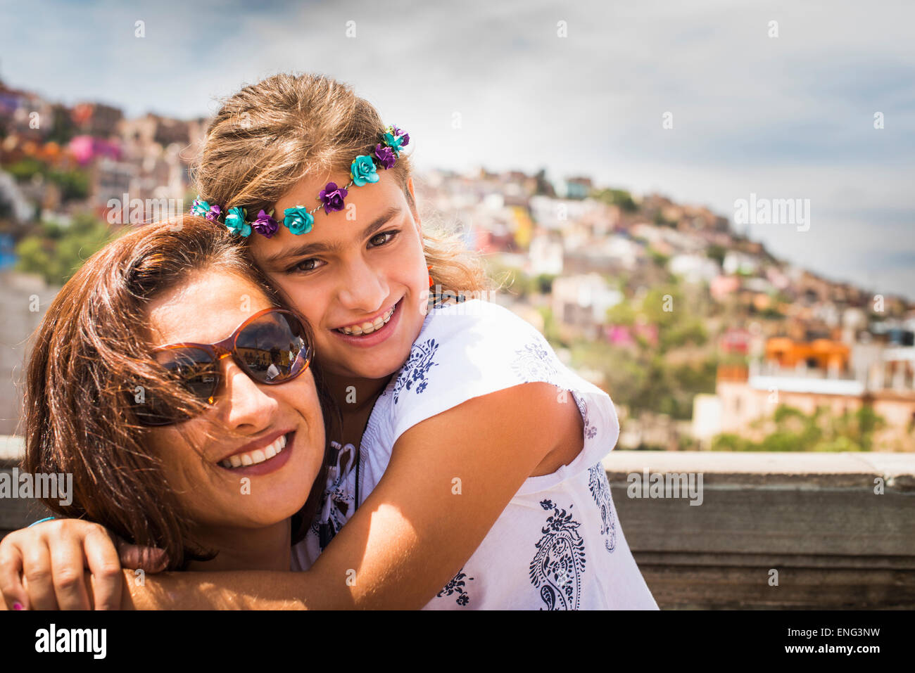 Close up of mother and daughter hugging on rooftop Banque D'Images
