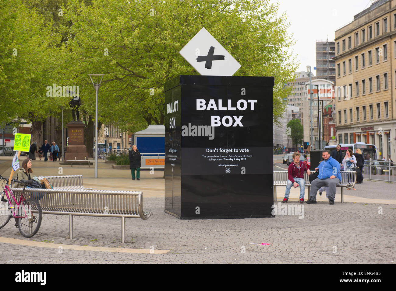 Bristol, Royaume-Uni. 5 mai, 2015. Urne géante "n'oubliez pas de vote jeudi 7 mai 2015" publicité nationale élection locale UK, le centre-ville de Bristol crédit : Charles Stirling/Alamy Live News Banque D'Images