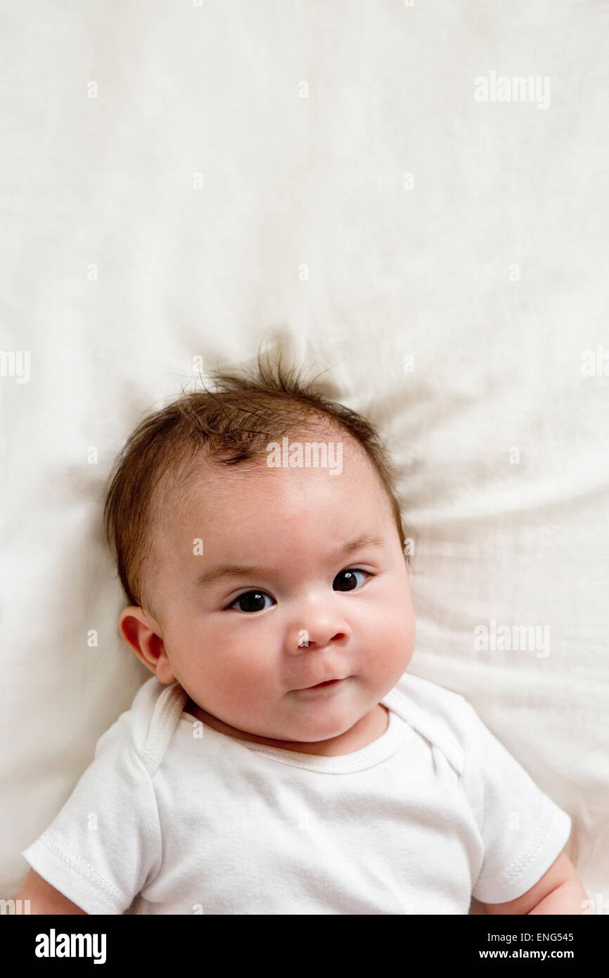 Portrait de face de race mixte baby boy Banque D'Images