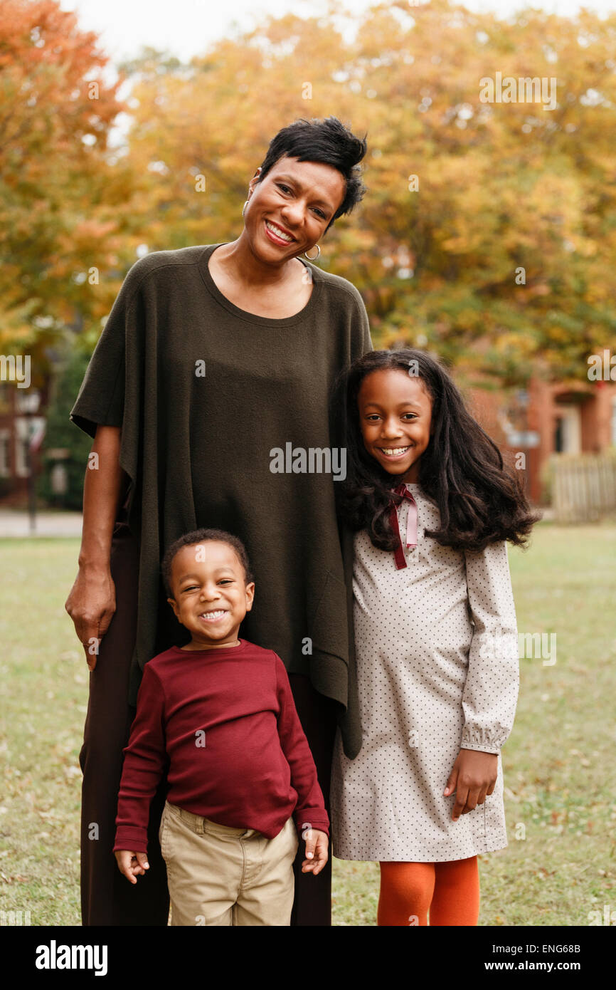 African American mother and children smiling in park Banque D'Images