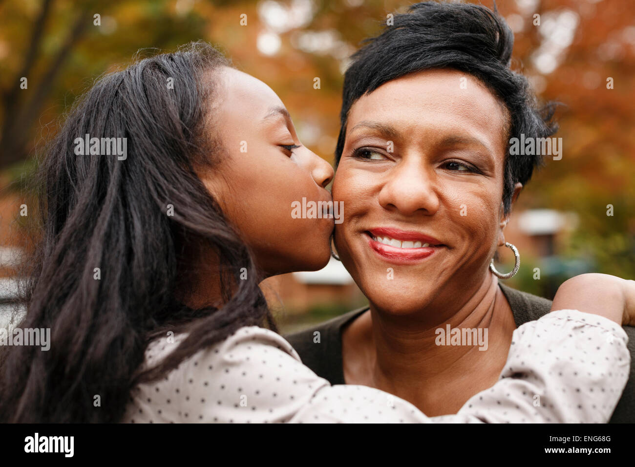 Close up of African American girl kissing mother Banque D'Images