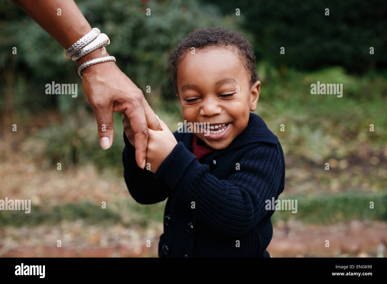 African American boy holding hand de mère en park Banque D'Images