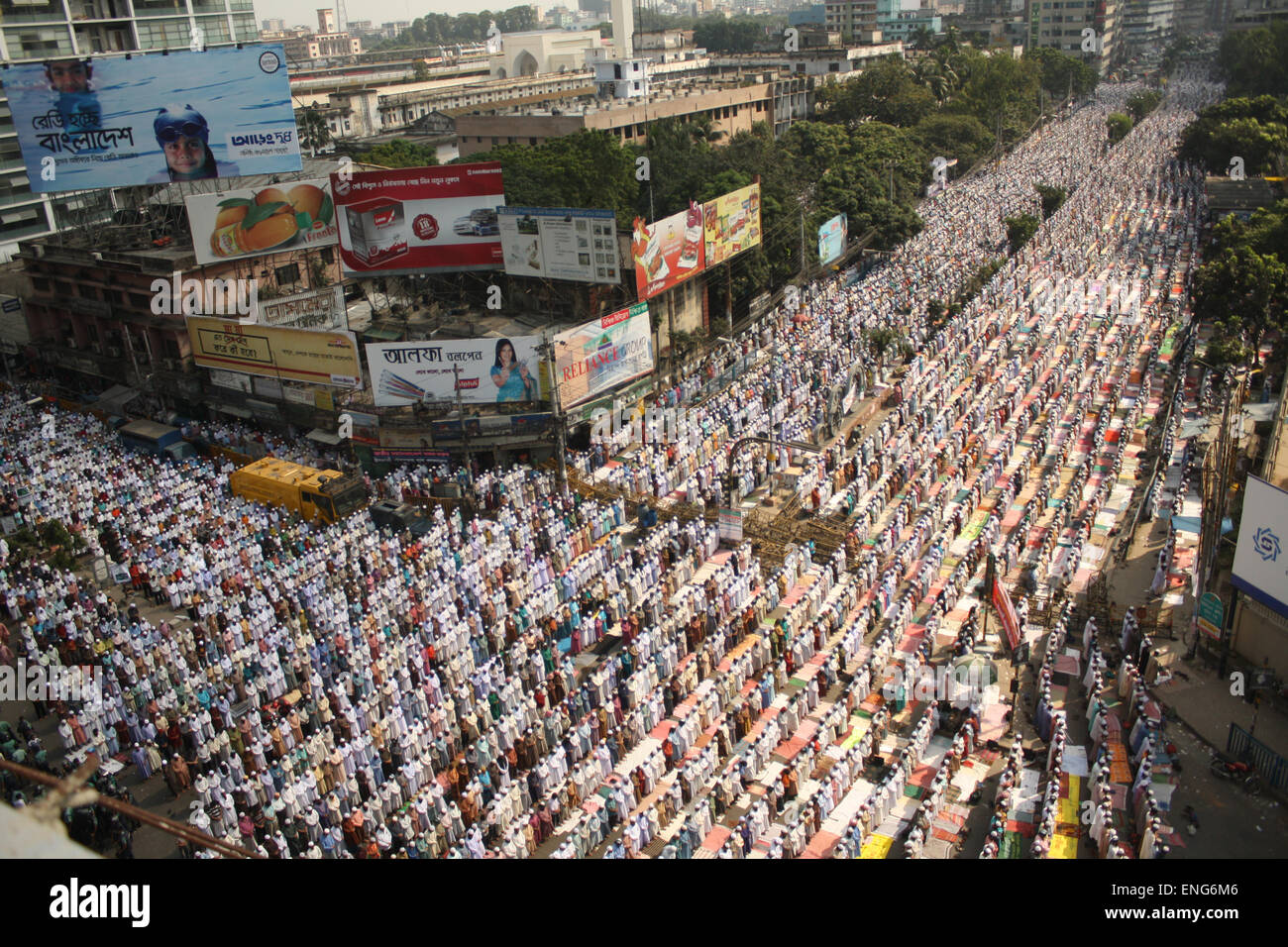 Les partisans du Bangladesh de l'Parti politique islamique, Islami Bangladesh Andolan, offrir la prière du vendredi dans les rues de Dhaka. Banque D'Images