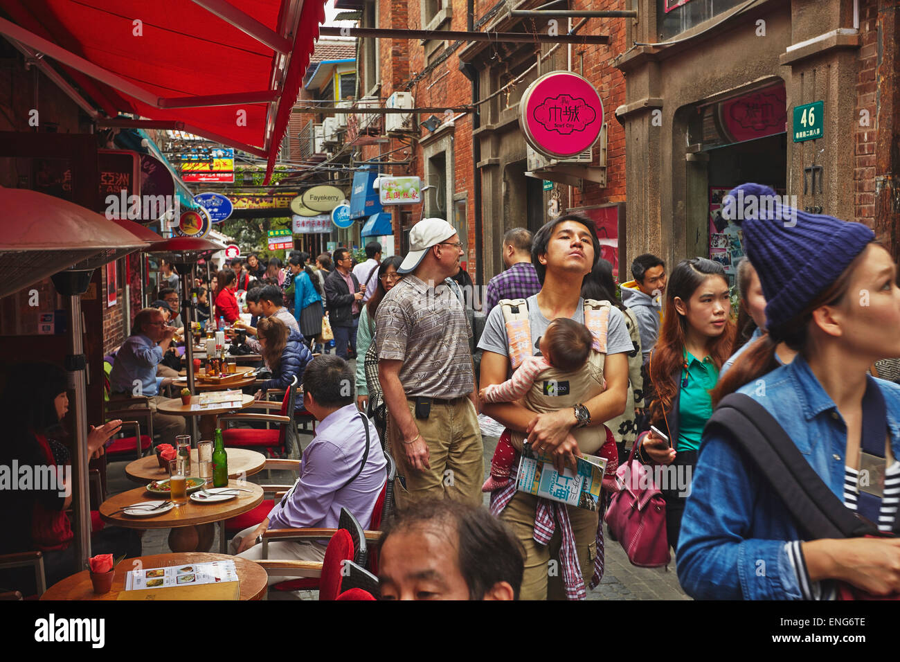 Les ruelles étroites qui caractérisent Tianzifang, l'ancienne Concession Française, maintenant une attraction touristique, à Shanghai, en Chine. Banque D'Images