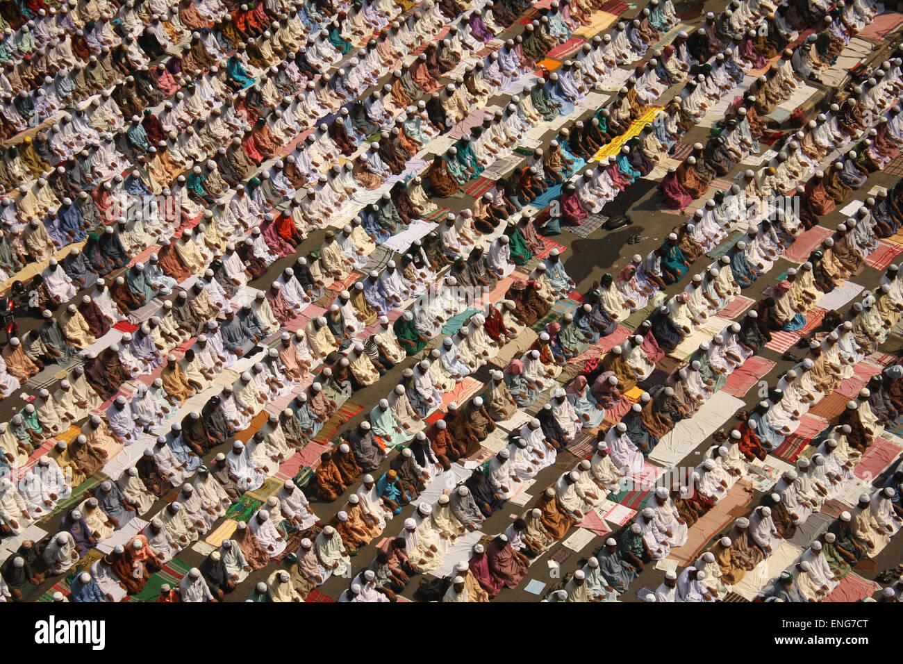 Les partisans du Bangladesh de l'Parti politique islamique, Islami Bangladesh Andolan, offrir la prière du vendredi dans les rues de Dhaka. Banque D'Images