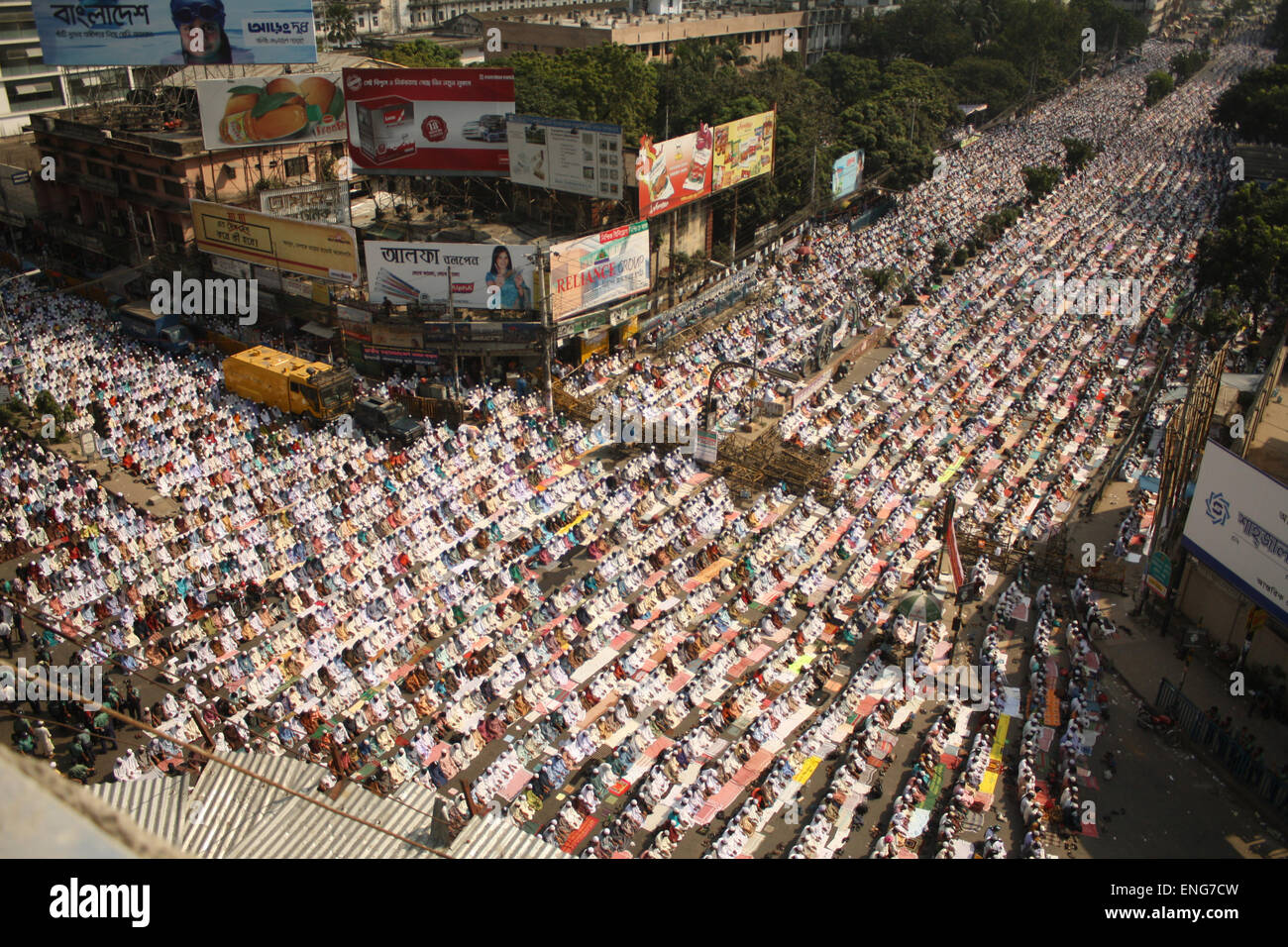 Les partisans du Bangladesh de l'Parti politique islamique, Islami Bangladesh Andolan, offrir la prière du vendredi dans les rues de Dhaka. Banque D'Images