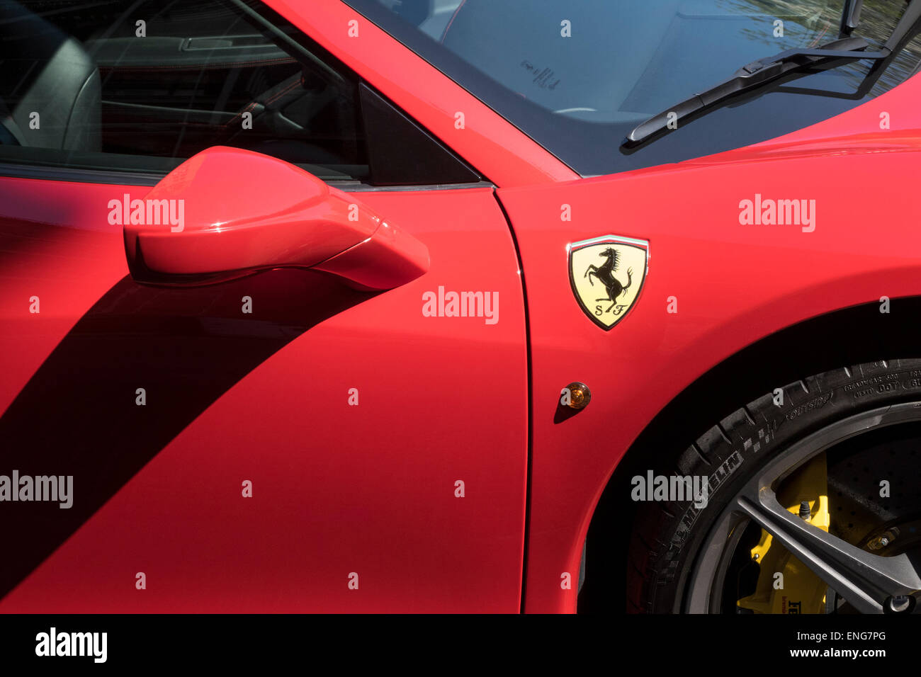 Une Ferrari rouge avec logo cheval Banque D'Images