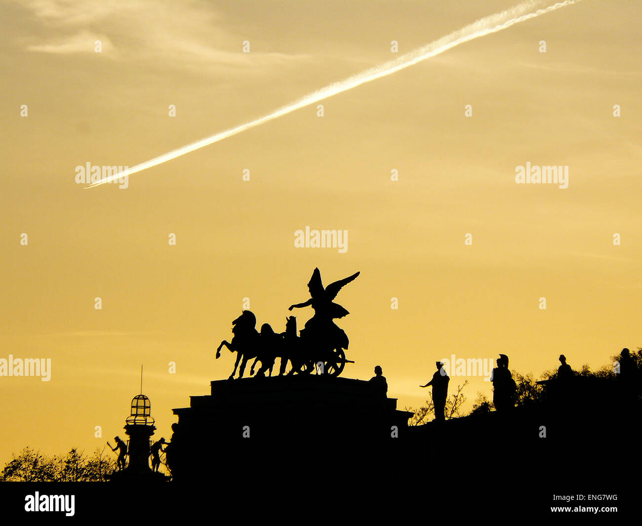 Silhouette de statue à Vienne en Autriche au coucher du soleil, avec des sentiers de l'avion Banque D'Images