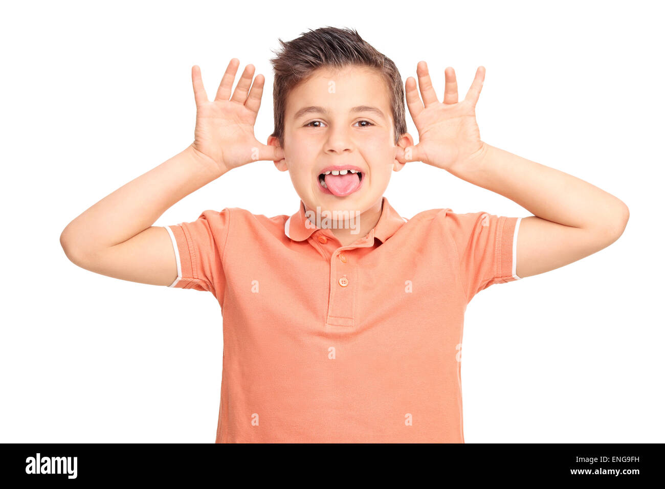Petit mâle kid faisant un visage et coller sa langue dehors isolé sur fond blanc Banque D'Images