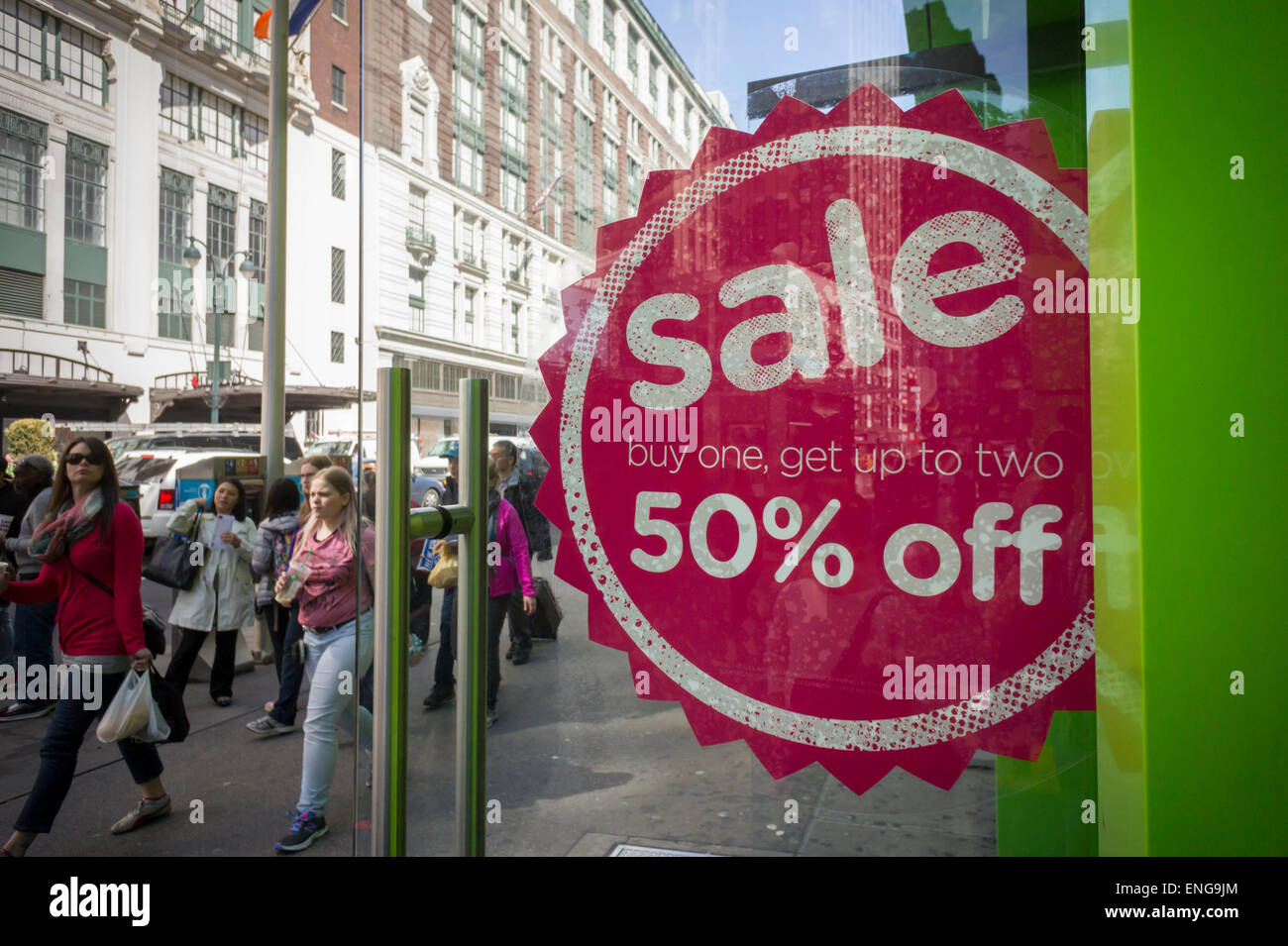 Cinquante pour cent d'une vente à un magasin Crocs à Herald Square à New York, le jeudi 30 avril, 2015. (© Richard B. Levine) Banque D'Images