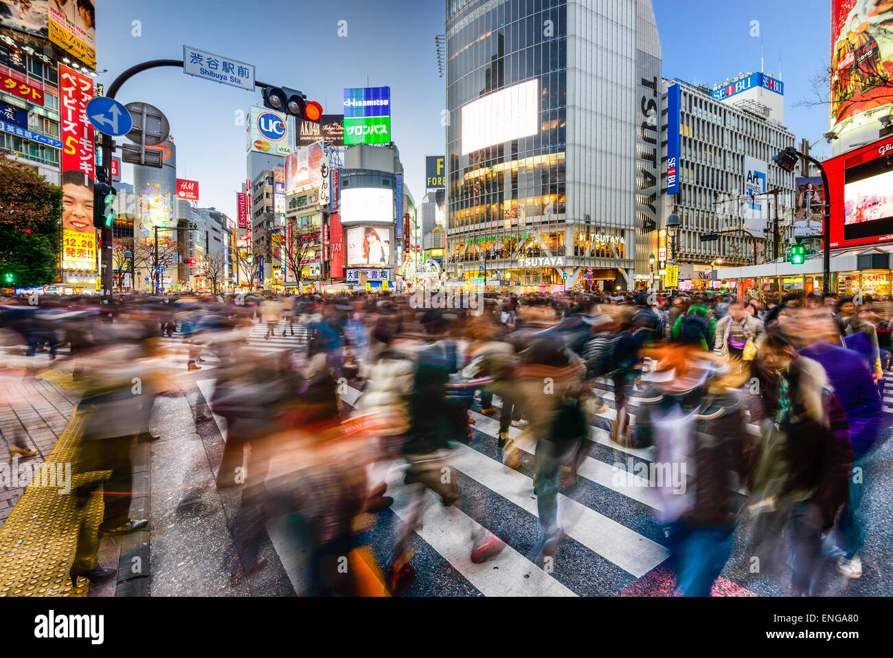 Les piétons marcher au croisement de Shibuya pendant la saison de vacances. La concordance de scramble est un des plus grands du monde. Banque D'Images