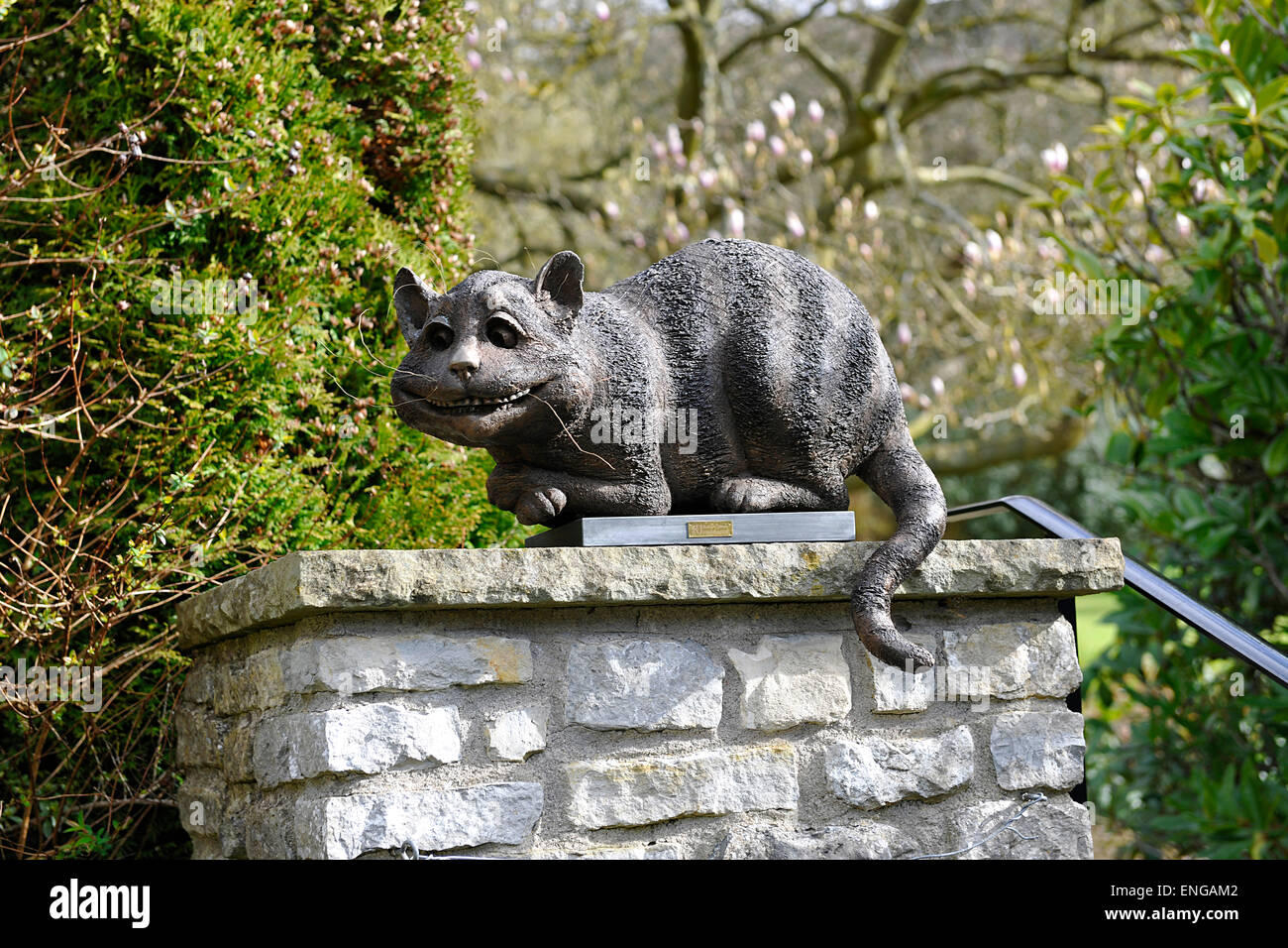 Chat de Cheshire, Alice au Pays des Merveilles Kilver Court Gardens, Glastonbury, Somerset, administré par Roger et Monty Saül. Banque D'Images