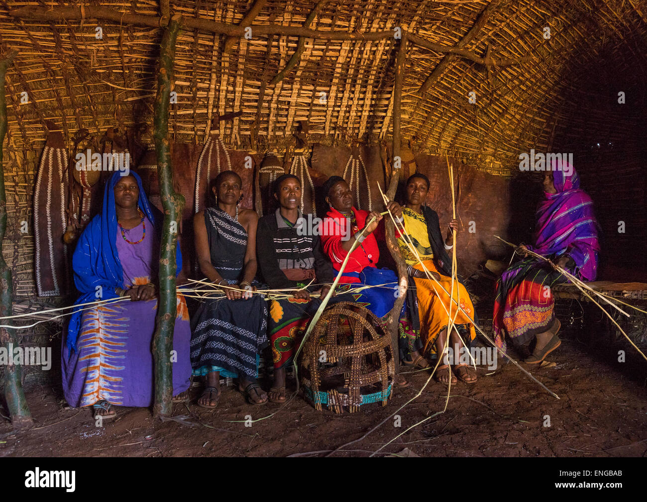 Les femmes de la tribu Borana à l'intérieur d'une cabane, désert de Chalbi, Marsabit, Kenya Banque D'Images