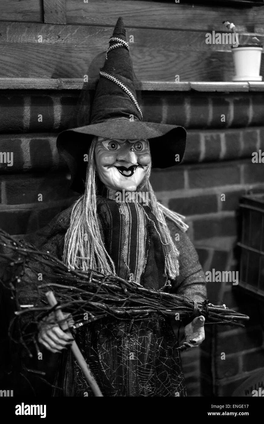 Spooky witch figure utilisée comme ornement pub Banque D'Images