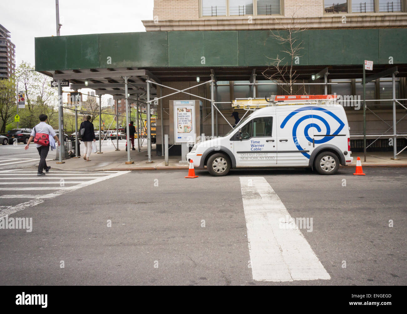 Un Time Warner Cable van dans le quartier de Chelsea, New York, le jeudi 30 avril, 2015. TWC a leur meilleur trimestre dans l'ajout d'abonnés en six ans mais le bénéfice du premier trimestre sentez aux attentes des analystes. (© Richard B. Levine) Banque D'Images