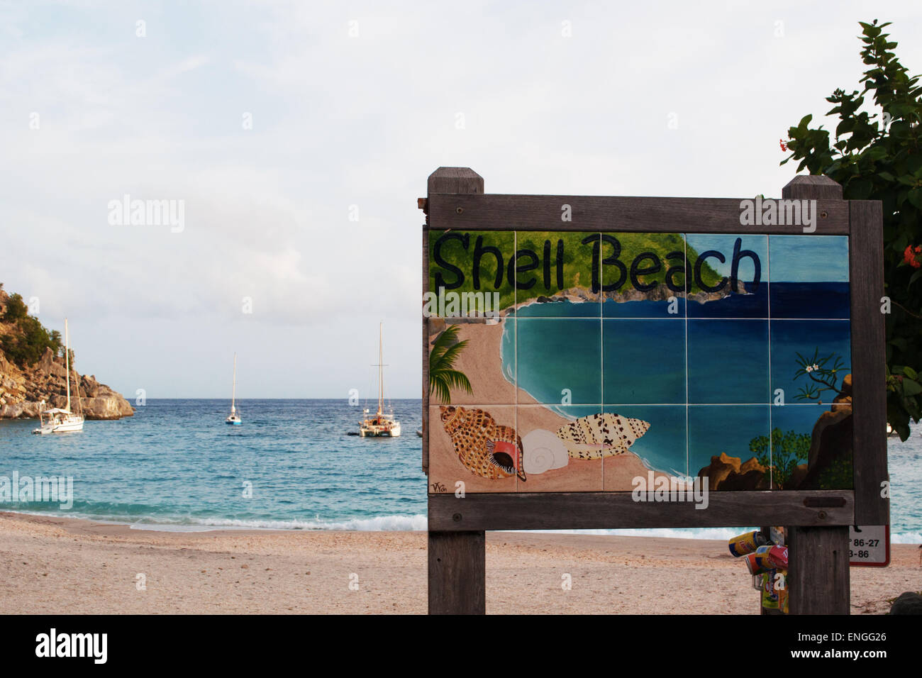 Gustavia, St Barth, St Barths, Saint Barthélemy, French West Indies, Antilles françaises : la mer des Caraïbes et le panneau en bois de la plage de Shell Beach Banque D'Images