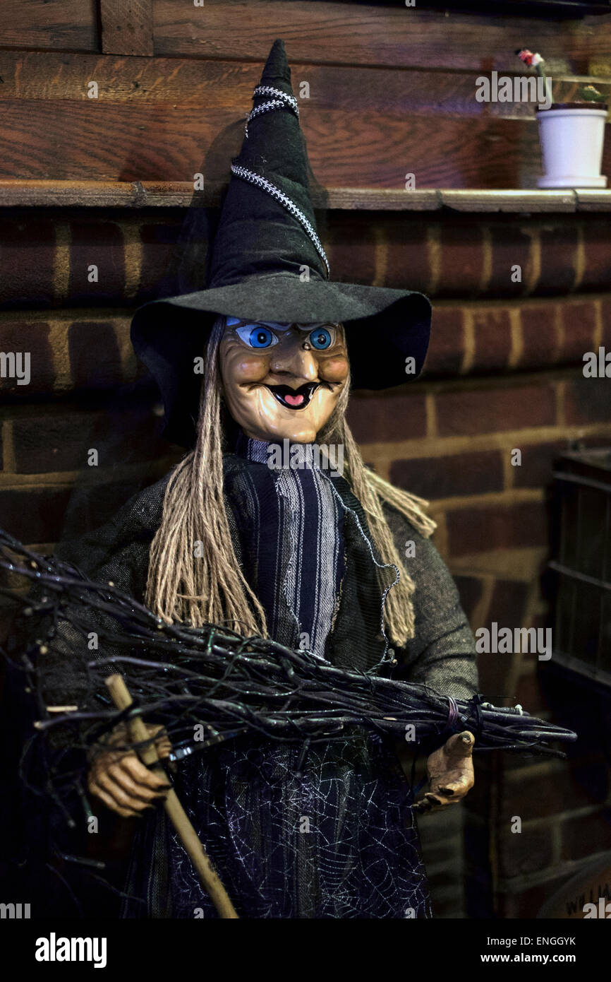 Spooky witch figure utilisée comme ornement pub Banque D'Images