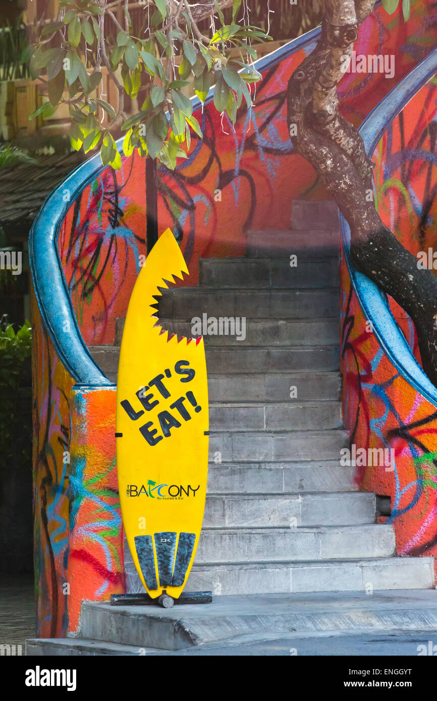 Escalier dans le restaurant de la plage de Kuta, Bali, Indonésie Banque D'Images