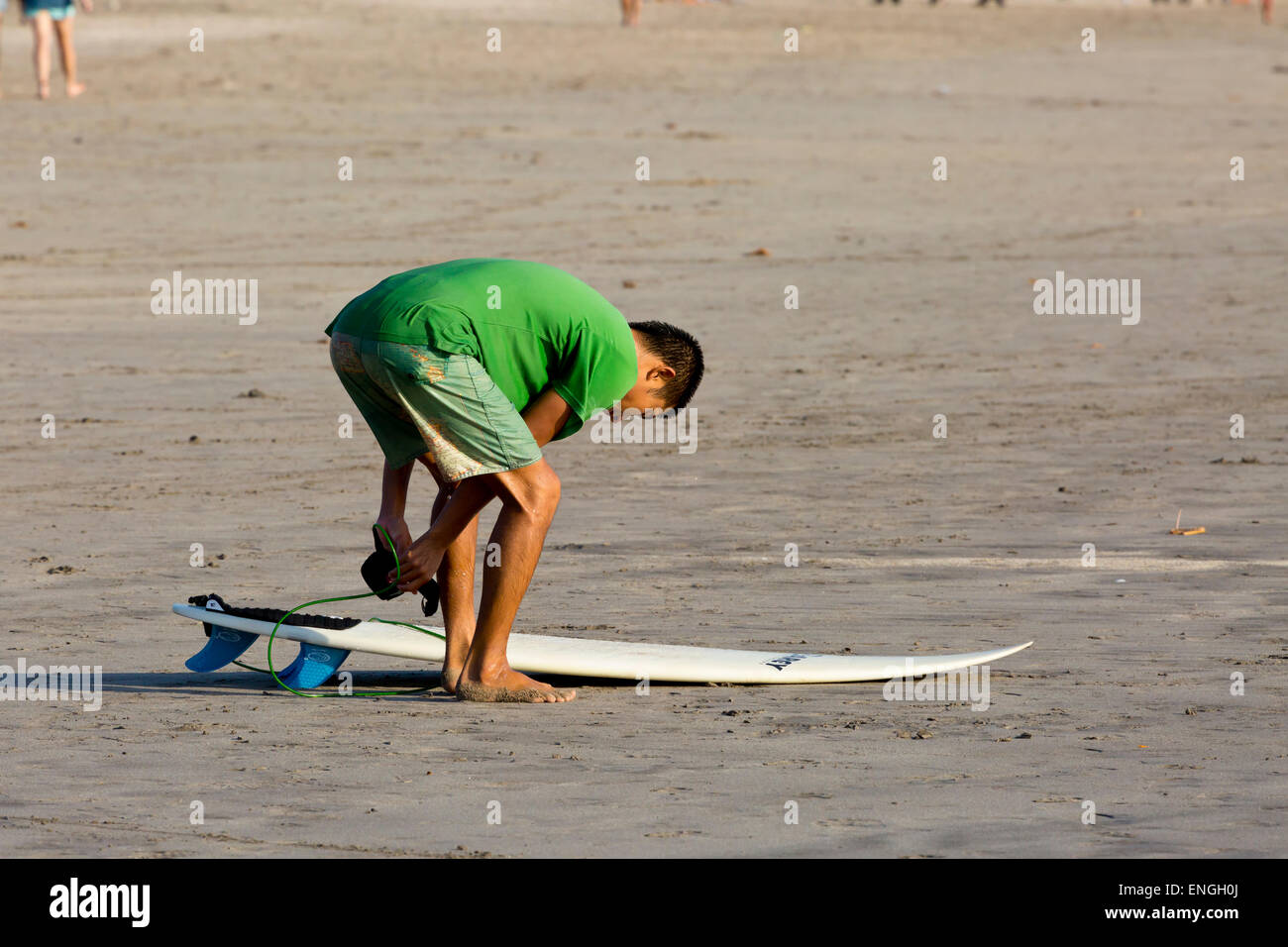 Surfer sur la plage de Kuta, Bali, Indonésie Banque D'Images