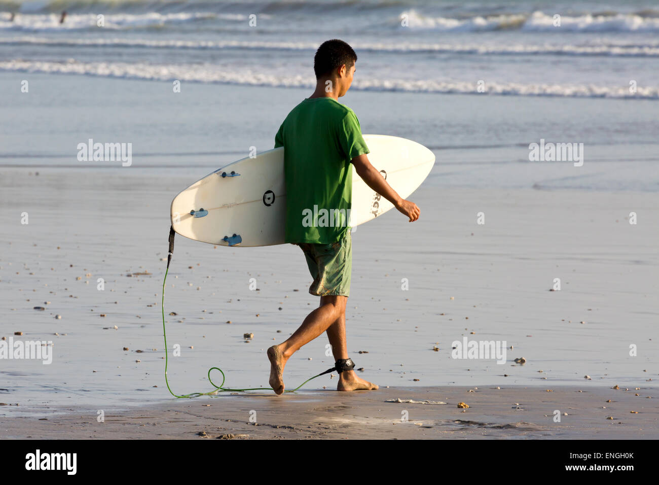 Surfer sur la plage de Kuta, Bali, Indonésie Banque D'Images