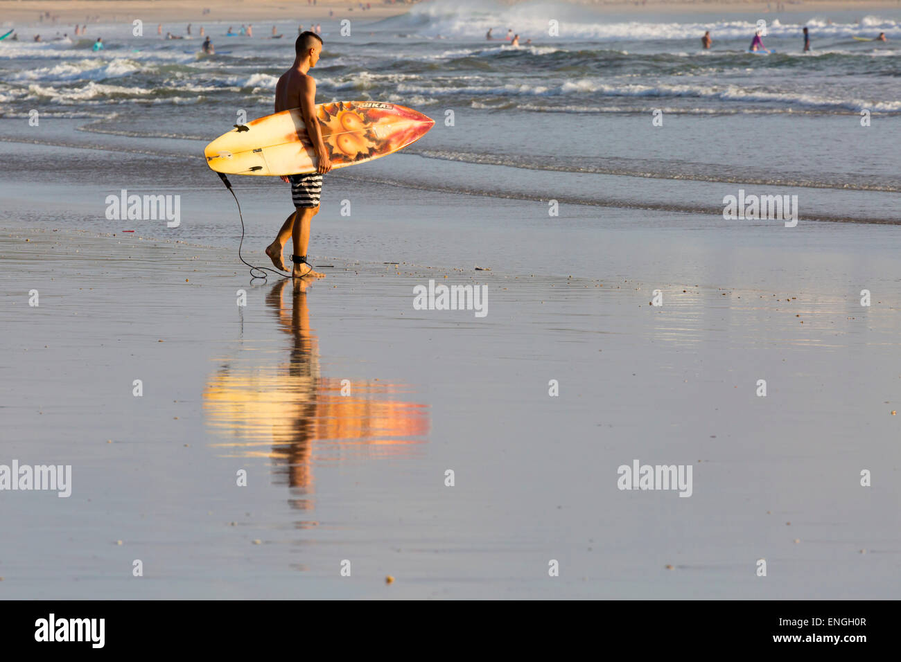 Surfer sur la plage de Kuta, Bali, Indonésie Banque D'Images