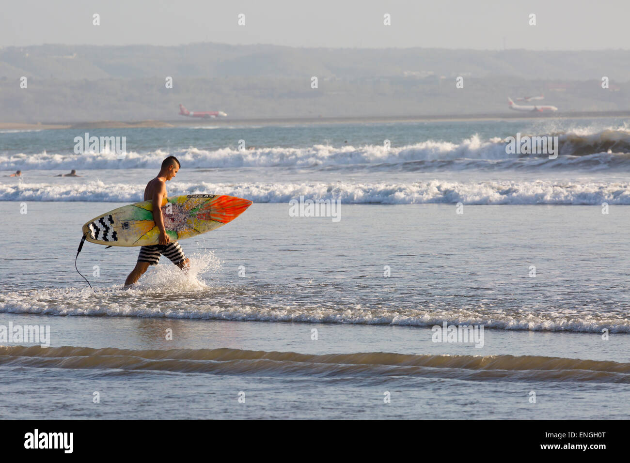 Surfer sur la plage de Kuta, Bali, Indonésie Banque D'Images