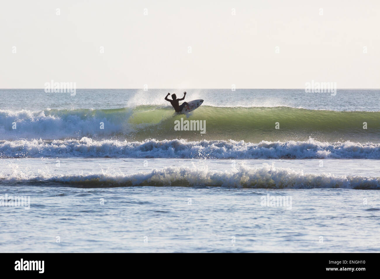 Surfer sur la plage de Kuta, Bali, Indonésie Banque D'Images
