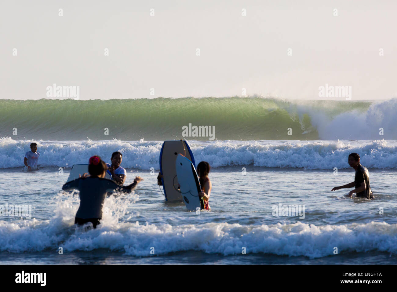 Hautes vagues sur la plage de Kuta, Bali, Indonésie Banque D'Images