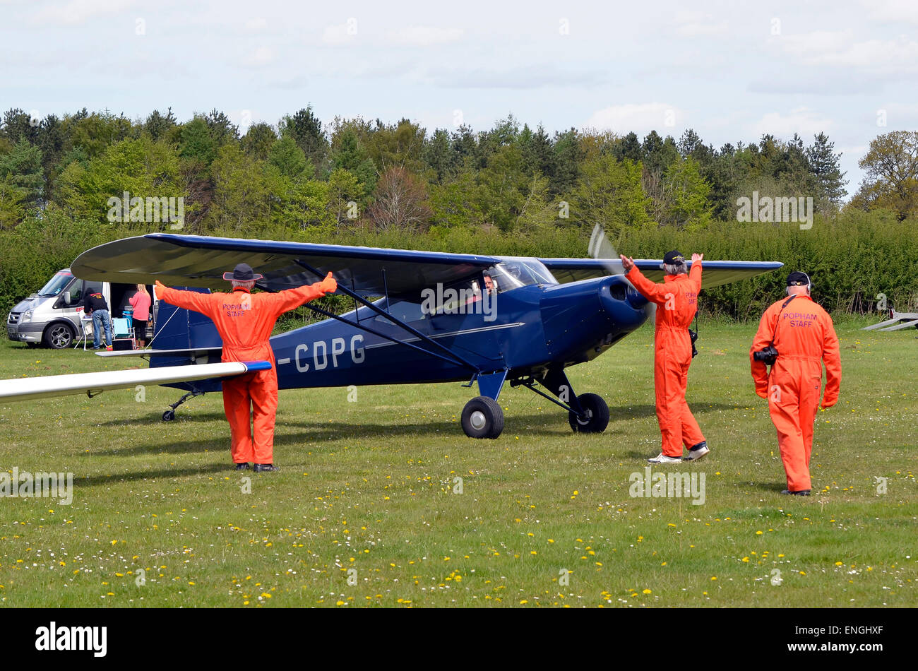 Crofton Auster J/1A G-CDPG - une maison moderne construite version d'un aéronef classique placés dans une place de parking par le personnel au sol. Banque D'Images