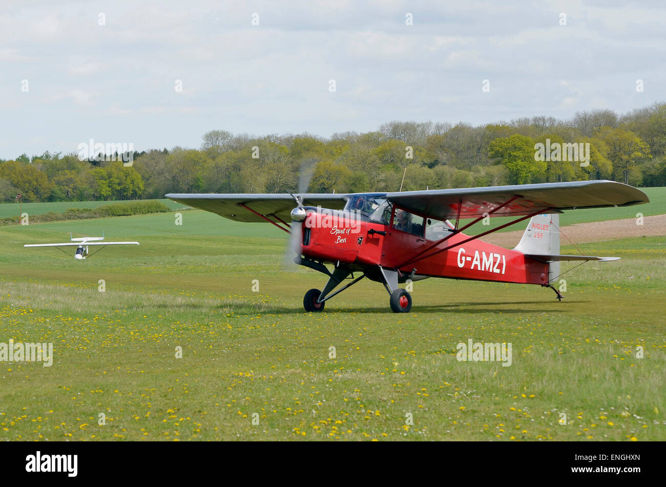 Un avion classique magnifiquement restauré - Auster J/5F Aiglet Trainer taxis avion hors de la piste à l'Aérodrome de Popham, Banque D'Images