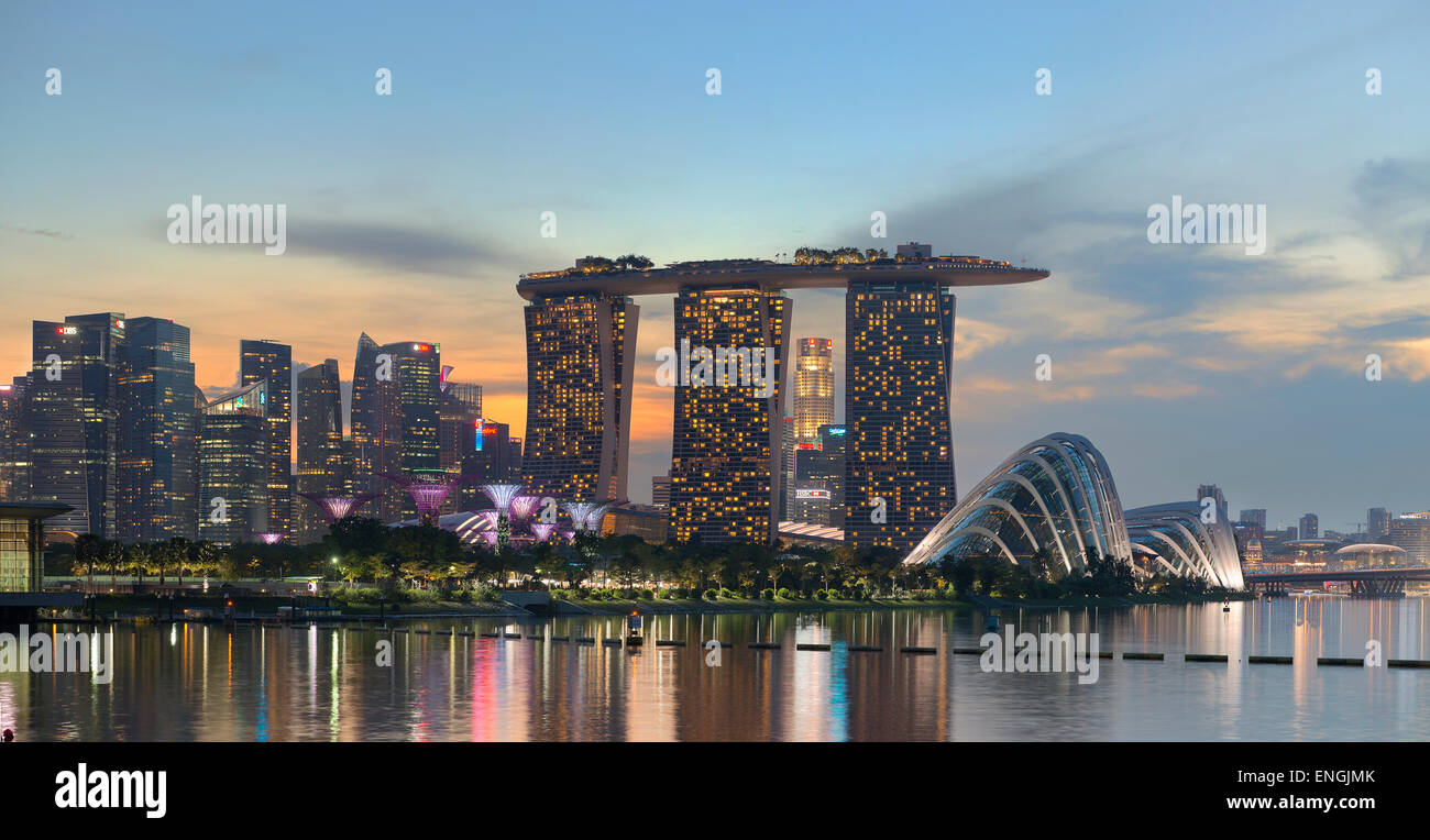 Paysage urbain du quartier financier de Singapour vu de jardins au bord de la bay east Banque D'Images