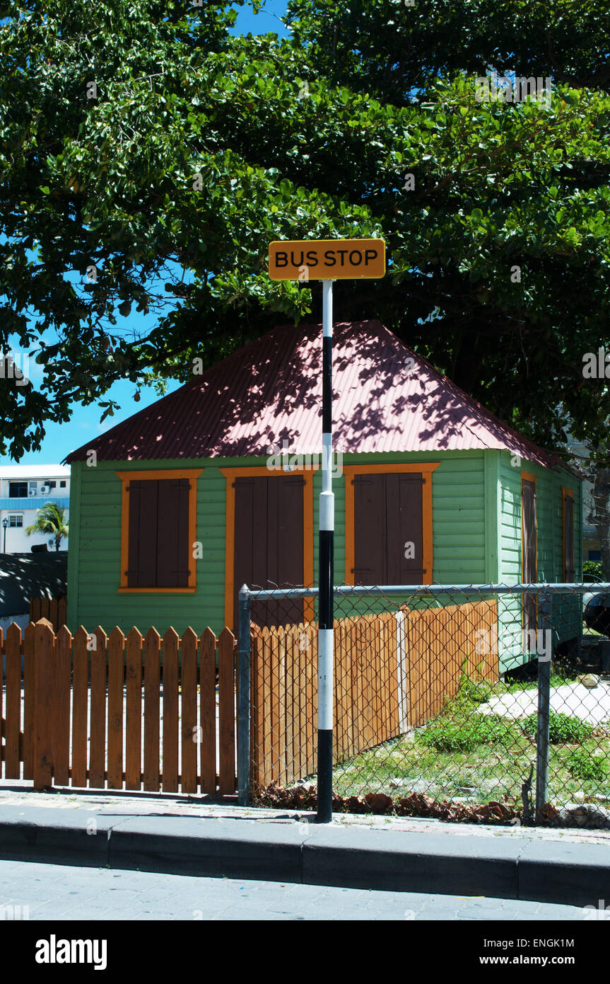 Sint Maarten : un arrêt de bus en face d'une maison des Caraïbes sur la rue Front, dans le centre de Philipsburg, la capitale hollandaise de l'île Banque D'Images