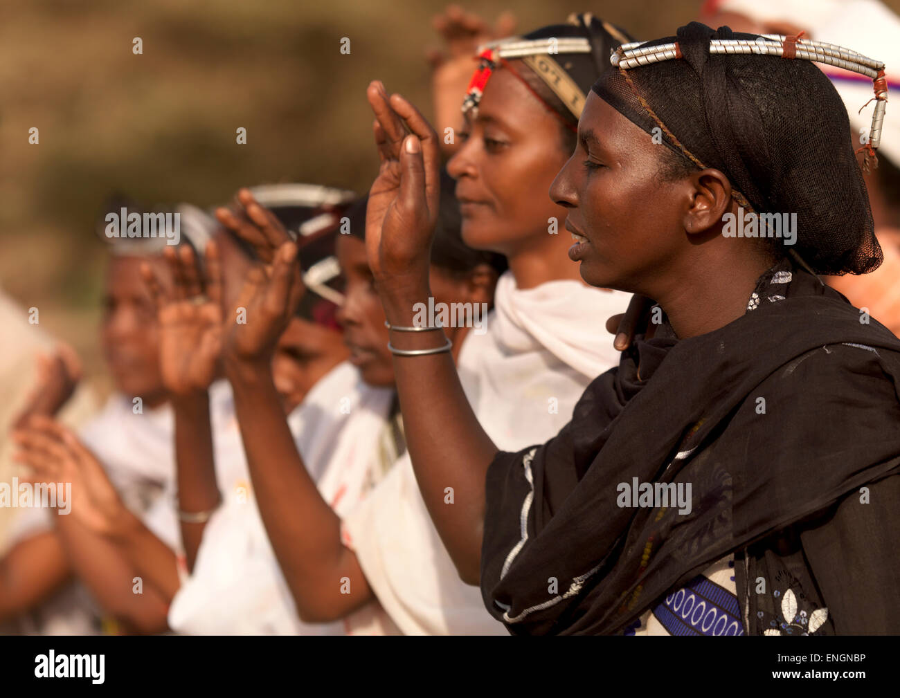 Les femmes de la tribu Gabbra danse avec une coiffure traditionnelle, désert de Chalbi, Kalacha, Kenya Banque D'Images