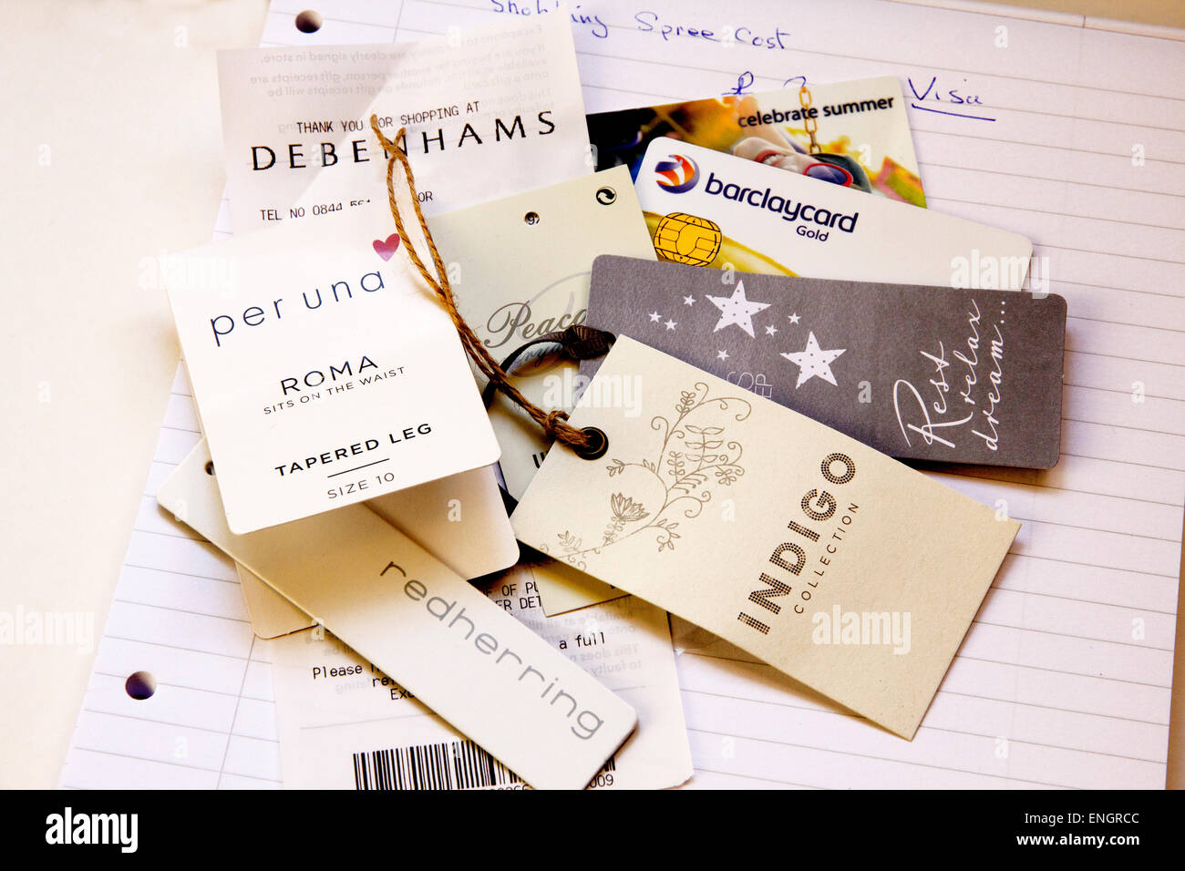 Étiquettes de prix de folie des dépenses avec un bloc-notes pour l'addition des coûts. Banque D'Images