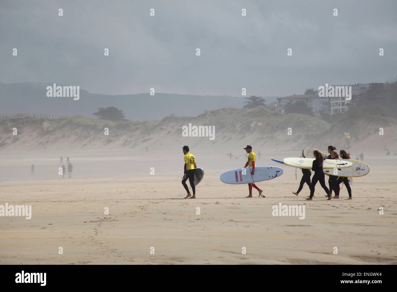 Des leçons de surf à Somo Beach près de Loredo Santander Cantabrie espagne Banque D'Images