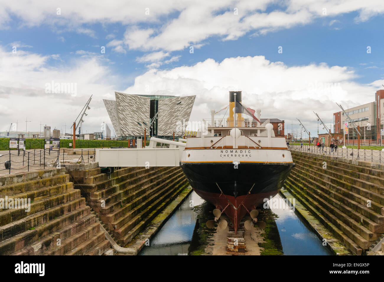 Nomadic navire en cale sèche à côté de Titanic Belfast Banque D'Images